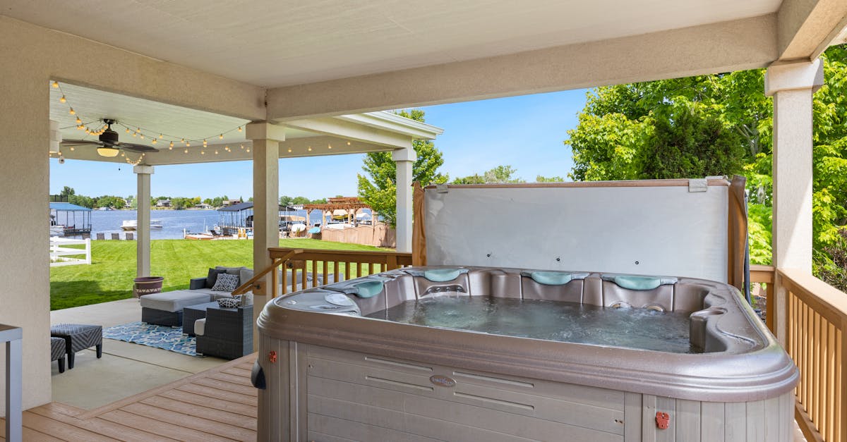 découvrez notre terrasse avec jacuzzi, un espace de détente et de bien-être en plein air, idéal pour profiter des moments de relaxation entre amis ou en famille.