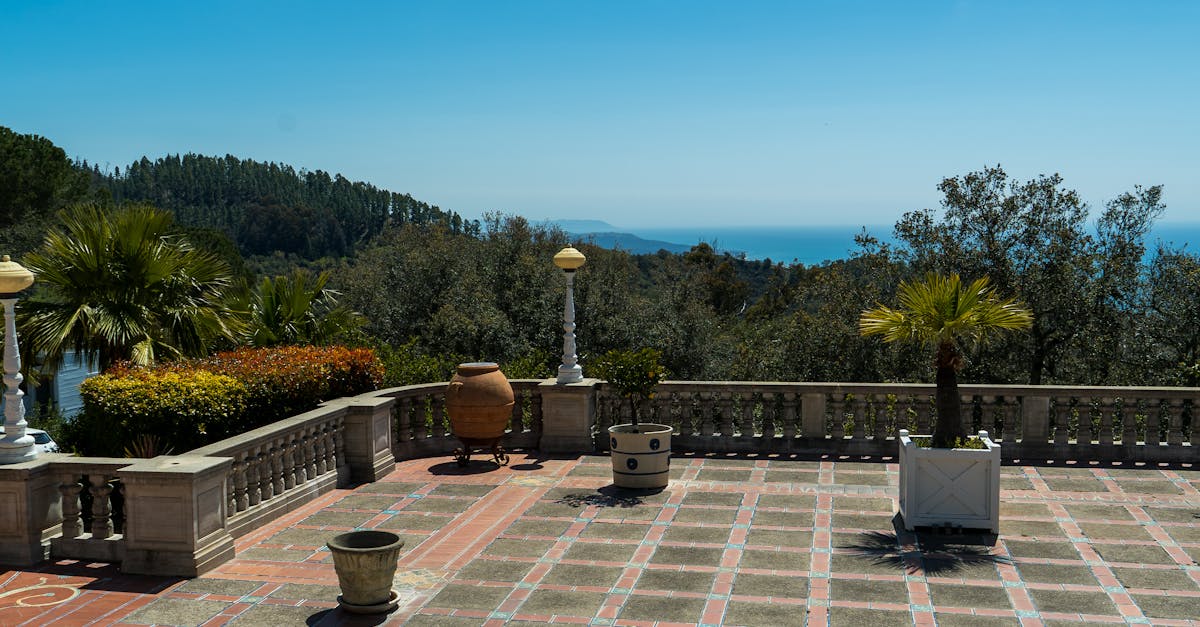 découvrez notre terrasse avec jacuzzi pour un moment de détente unique en plein air, alliant confort et convivialité.