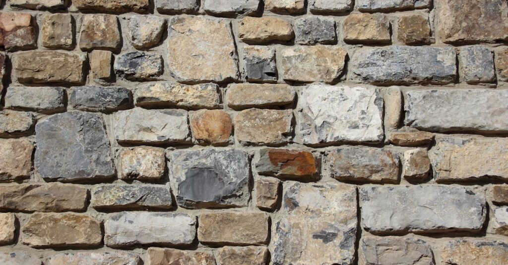 découvrez les coûts des murs de soutènement : facteurs influençant le prix, estimation moyenne et conseils pour maîtriser votre budget.