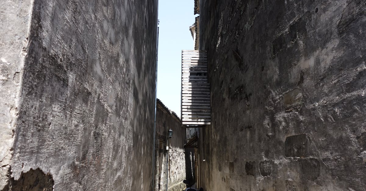 découvrez les coûts des murs de soutènement et obtenez des conseils pour planifier votre budget efficacement.