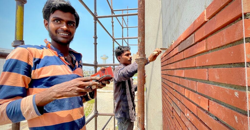 découvrez les coûts d'installation d'échafaudages et obtenez des conseils pour optimiser votre budget de construction en toute simplicité.