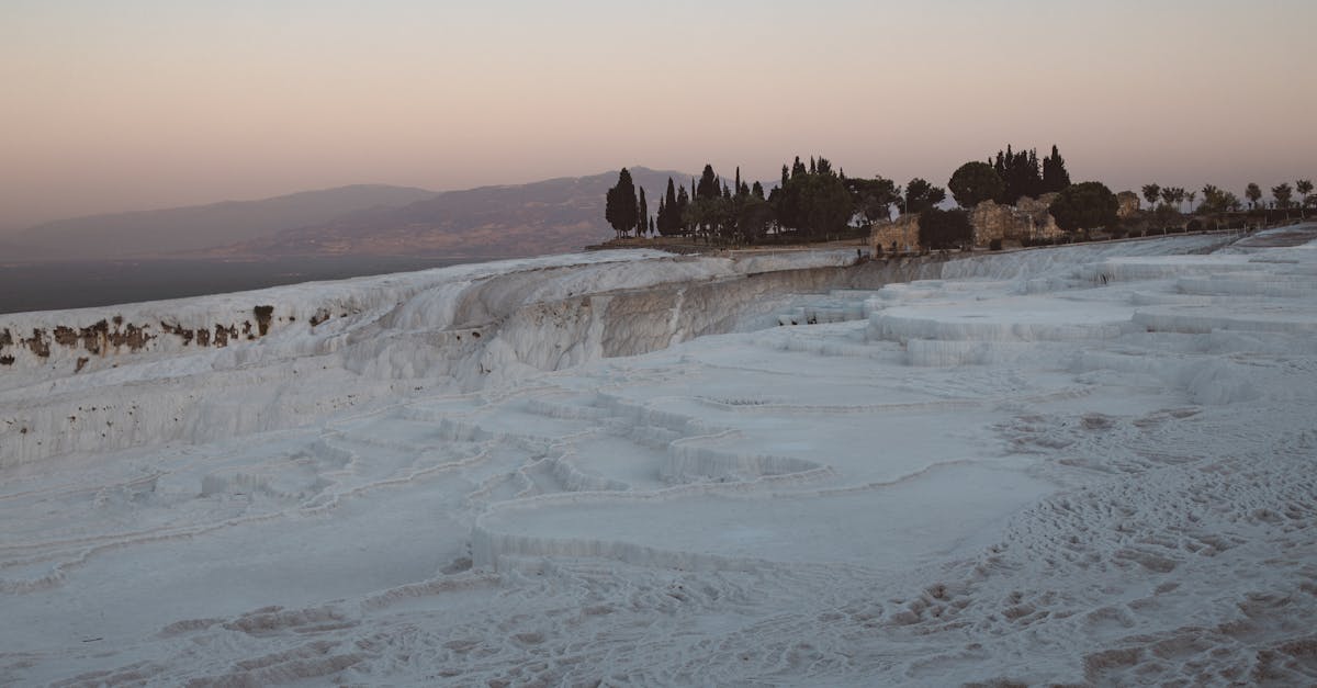 découvrez le coût d'une terrasse en travertin, ses avantages et les facteurs influençant le prix pour bien planifier votre projet d'aménagement extérieur.