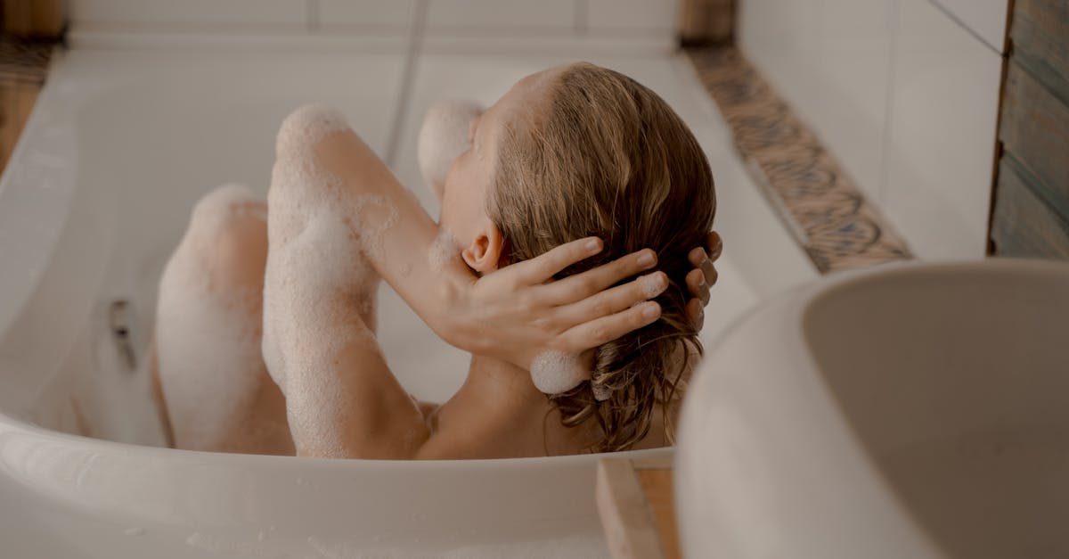 découvrez notre large sélection de baignoires alliant confort et design pour transformer votre salle de bain en un véritable espace de détente.