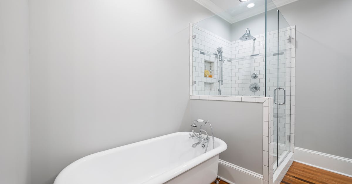 découvrez le coût de la conversion d'une baignoire en douche, les facteurs qui influencent le prix et nos conseils pour un projet réussi et économique.