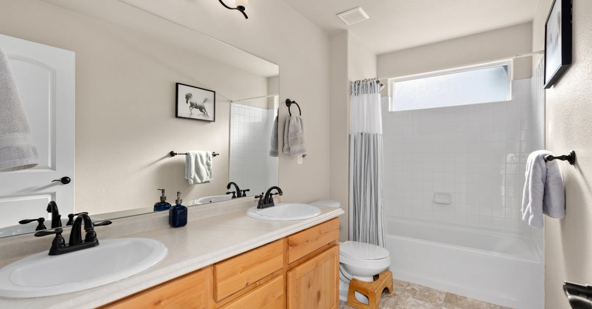 découvrez le coût de la transformation d'une baignoire en douche, incluant les prix moyens, les facteurs influençant le budget et des conseils pour réussir votre projet de rénovation.