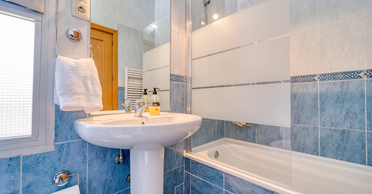 découvrez le coût de la transformation d'une baignoire en douche, avec une estimation des prix, conseils et facteurs influençant le tarif pour votre projet de rénovation.