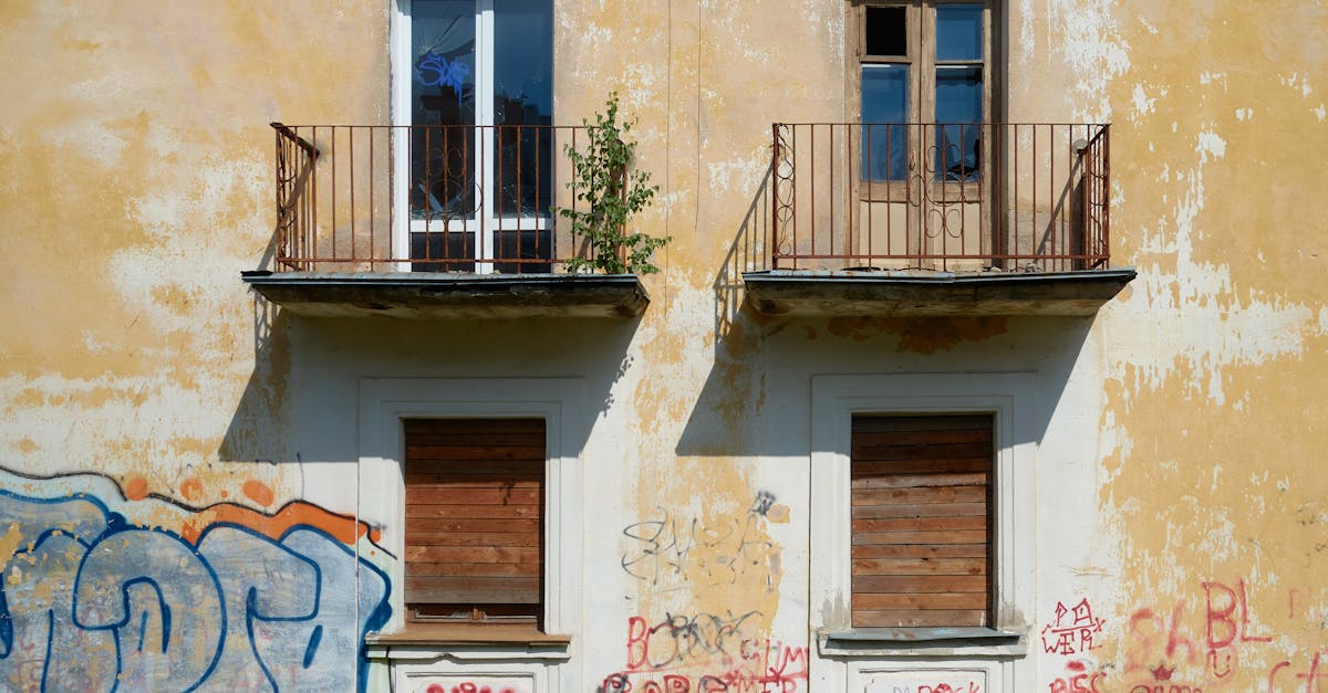 découvrez la signification et les implications du concept des fenêtres brisées, une théorie en criminologie et urbanisme explorant l'impact des petites dégradations sur la sécurité et la qualité de vie en milieu urbain.