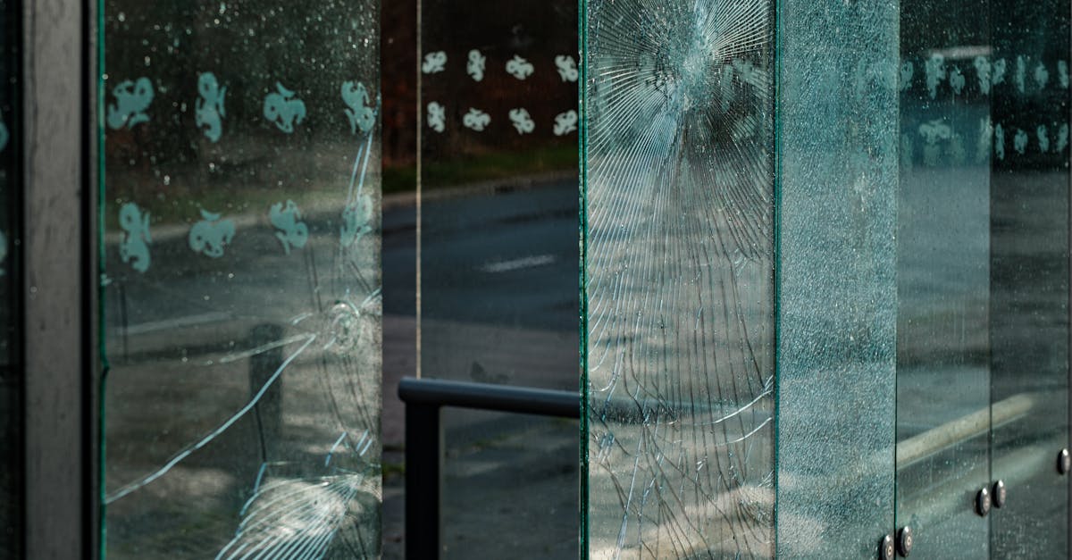 découvrez notre analyse approfondie du phénomène des fenêtres cassées et son impact sur la sécurité urbaine et la prévention de la criminalité.