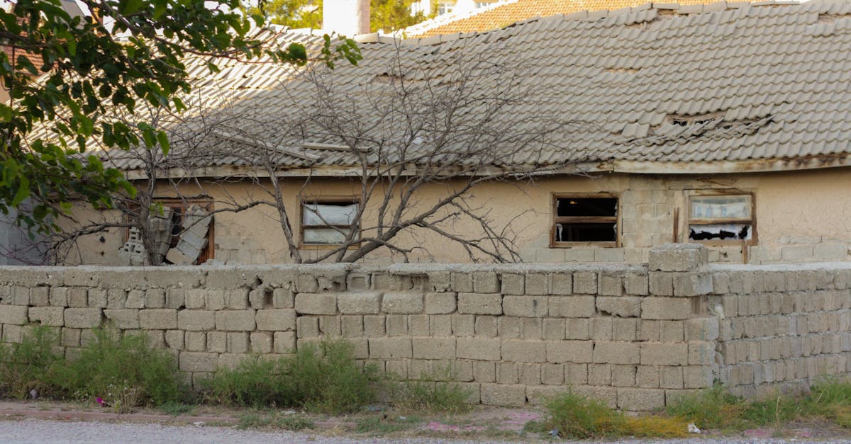 découvrez le concept des fenêtres cassées, son impact sur la sécurité urbaine et les stratégies pour prévenir la dégradation des quartiers.