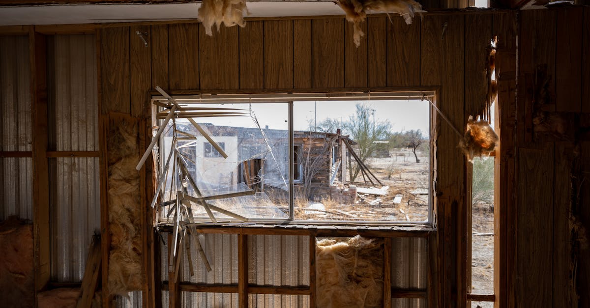 découvrez l'impact des fenêtres cassées sur la sécurité et l'esthétique de votre habitation ainsi que des solutions pour les réparer rapidement et efficacement.