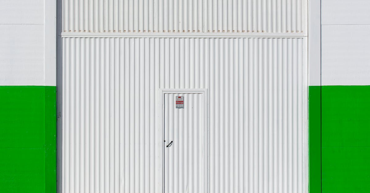 découvrez les coûts de construction d'un garage : matériaux, main-d'œuvre et conseils pour un budget maîtrisé.