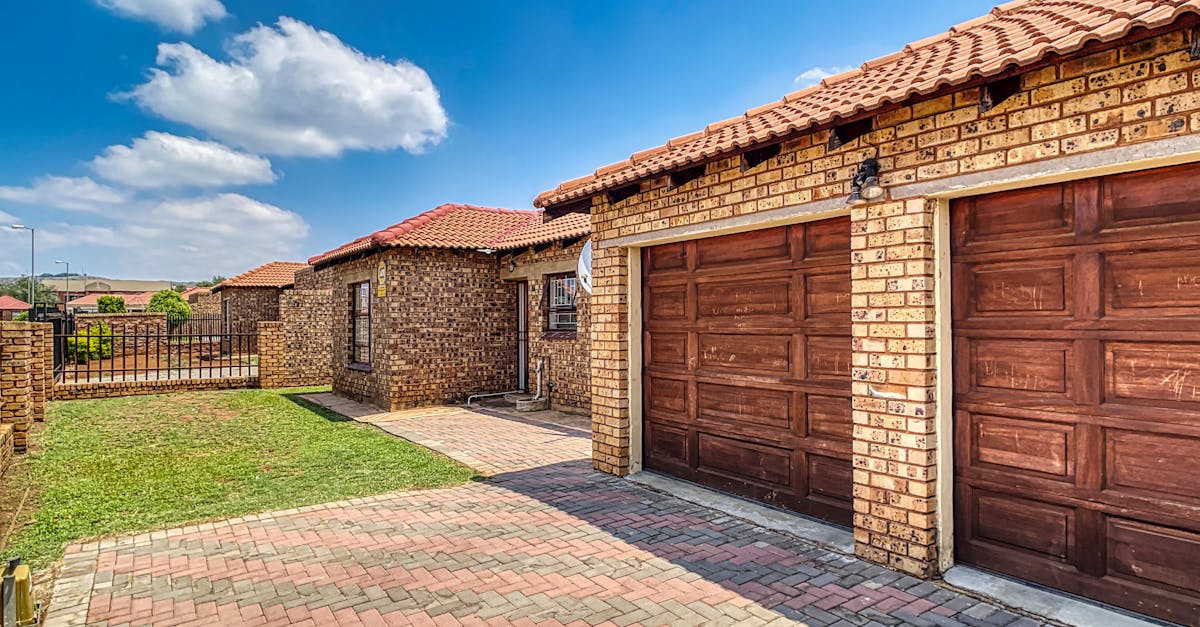 découvrez les coûts de construction d'un garage et obtenez des conseils pour planifier votre budget efficacement.