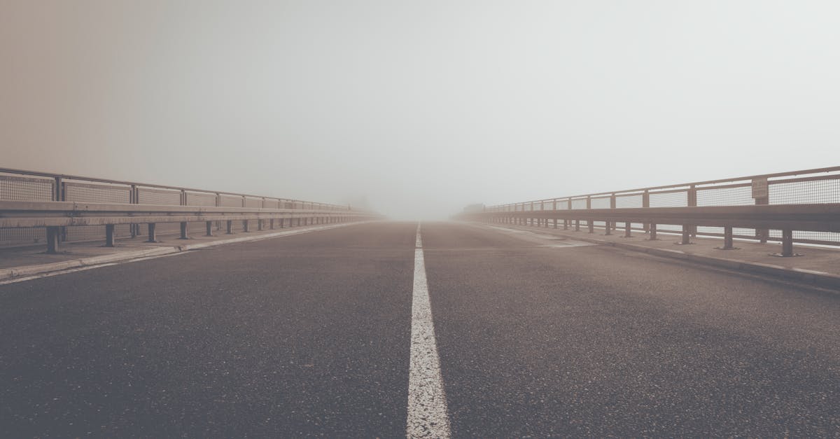 découvrez les normes et standards des barrières de sécurité pour garantir protection et conformité dans vos projets.