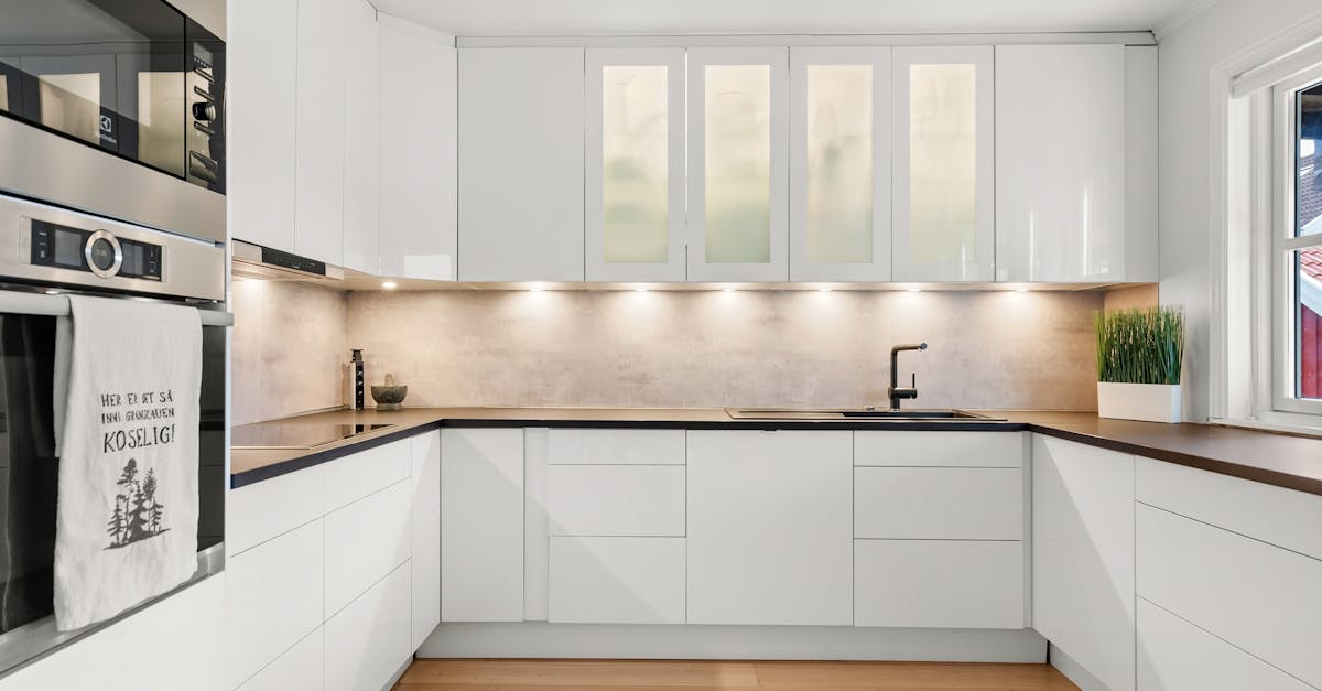 optimisez la hauteur de l'agencement de votre cuisine pour un espace fonctionnel, ergonomique et adapté à vos besoins.