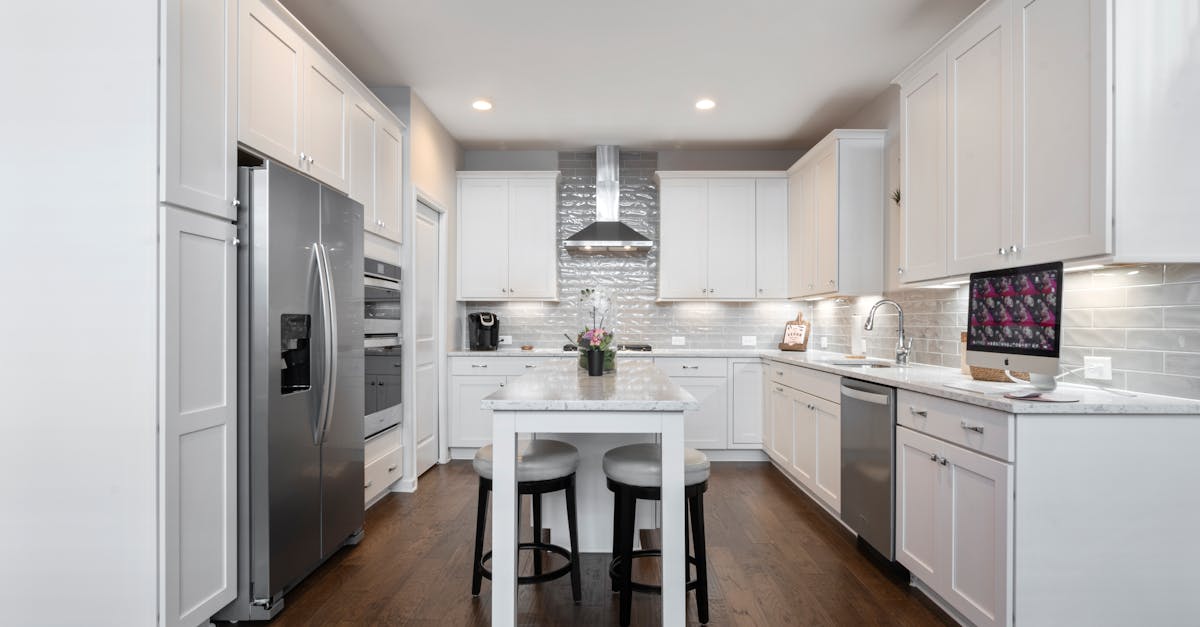 découvrez le coût de la rénovation de cuisine : estimez votre budget pour transformer votre espace culinaire avec des conseils pratiques et astuces économiques.