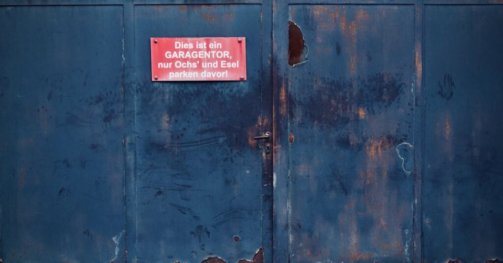 découvrez nos garages en métal robustes et durables, idéaux pour protéger vos véhicules et abriter vos équipements en toute sécurité.