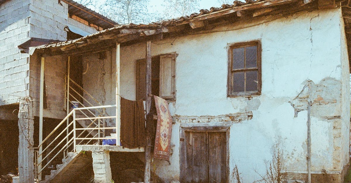 découvrez les étapes essentielles pour peindre un toit efficacement, du nettoyage à la finition, pour un résultat durable et esthétique.