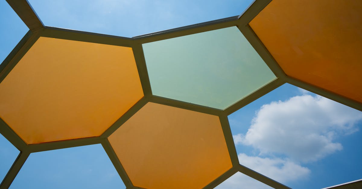 découvrez le coût et les étapes d'installation des toitures en panneaux sandwich, une solution efficace et économique pour vos projets de construction.