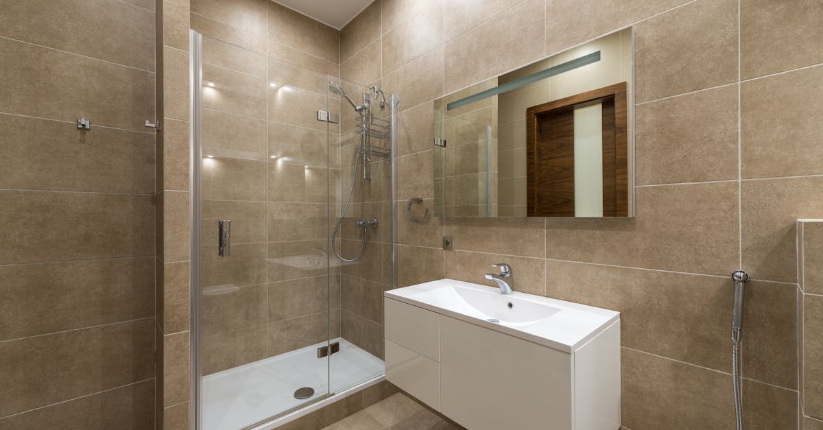 installation de douche professionnelle et rapide pour une salle de bain moderne et fonctionnelle. experts en pose de douches sur mesure.