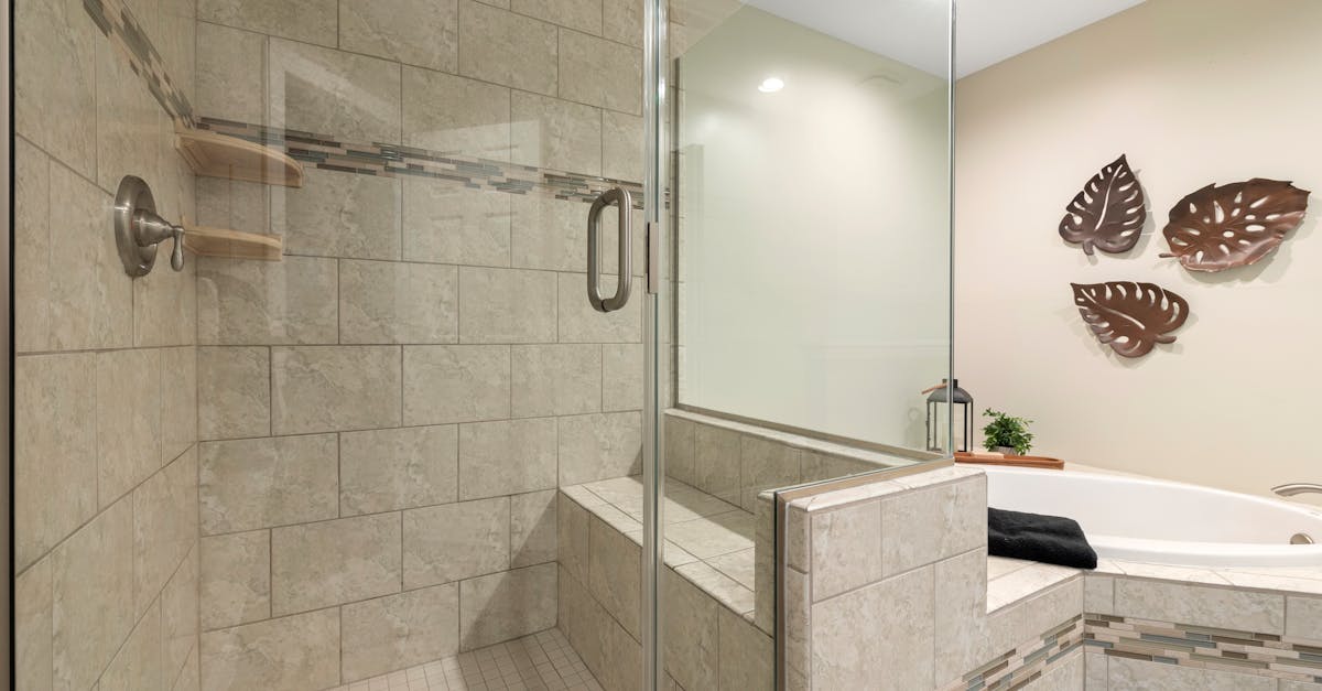 découvrez les coûts de rénovation de douche et obtenez des conseils pour planifier votre projet de rénovation efficacement.
