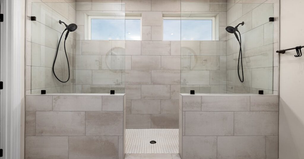 Solutions pour restaurer des joints de douche décolorés ou décollés réparation de joint d'étanchéité pour douche : solutions efficaces pour éviter les fuites et assurer une douche durable et propre.