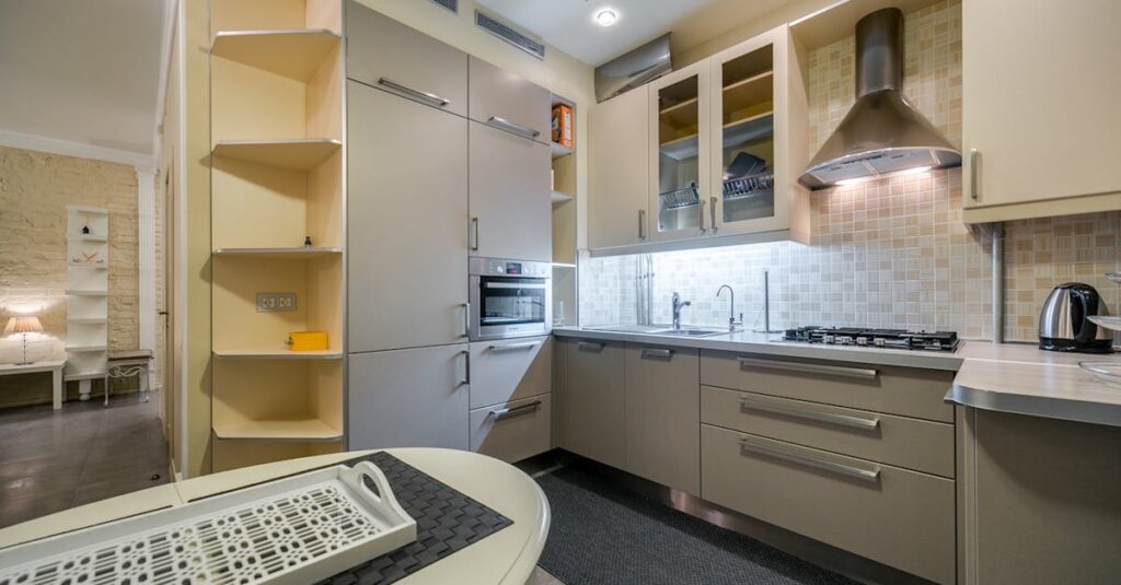 optimisez l'aménagement de votre petite cuisine avec des astuces pratiques et gain de place pour un espace fonctionnel et agréable.