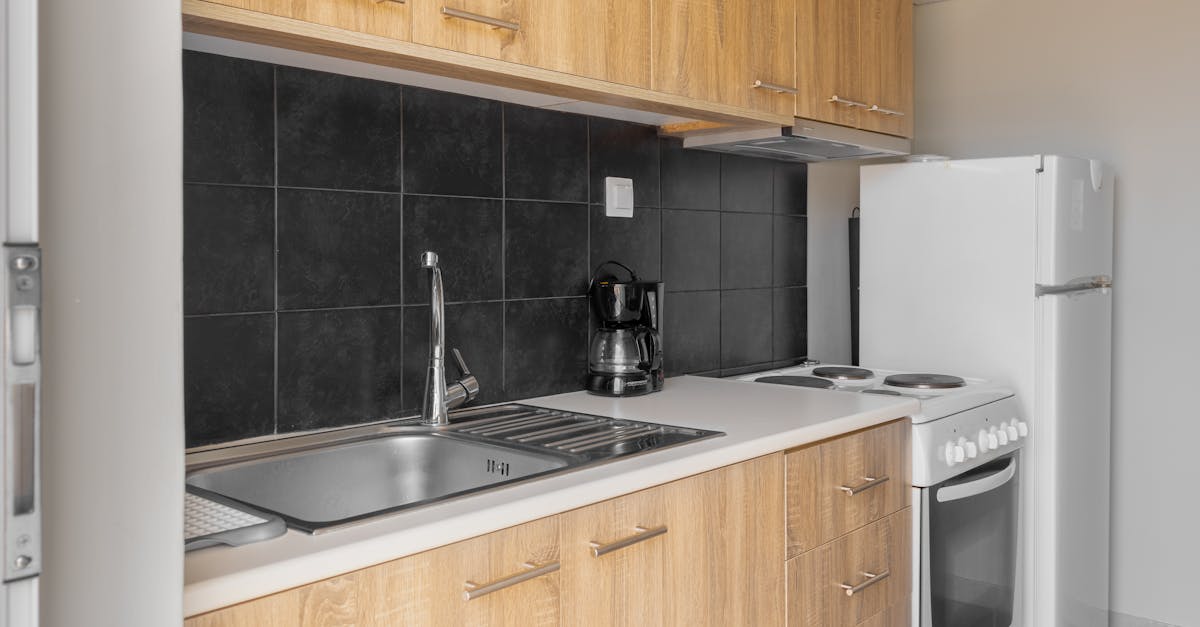 optimisez votre petite cuisine avec des astuces pratiques et des solutions intelligentes pour gagner de l'espace et améliorer votre confort.