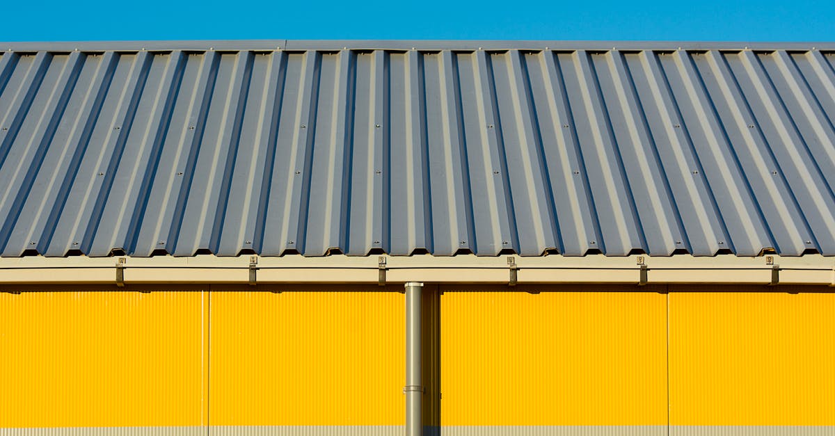 découvrez les coûts de remplacement d'un toit en acier, les facteurs influençant les prix, et des conseils pour bien planifier vos travaux de rénovation de toiture.
