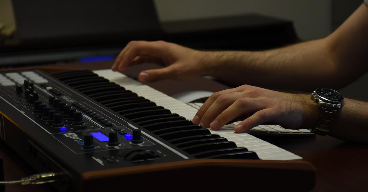 découvrez les coûts de création d'un studio, incluant les dépenses essentielles pour le matériel, l'aménagement et les logiciels nécessaires à une production professionnelle.