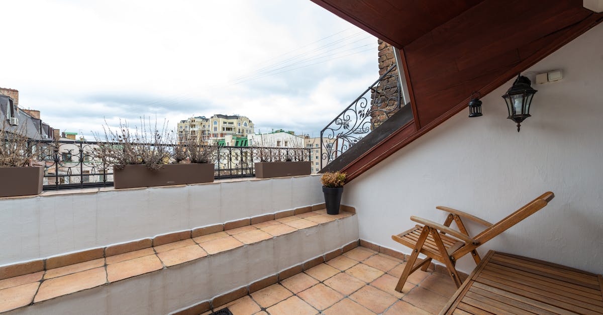 découvrez les coûts de rénovation pour terrasses et balcons, avec des conseils pour optimiser votre budget et choisir les meilleurs matériaux.
