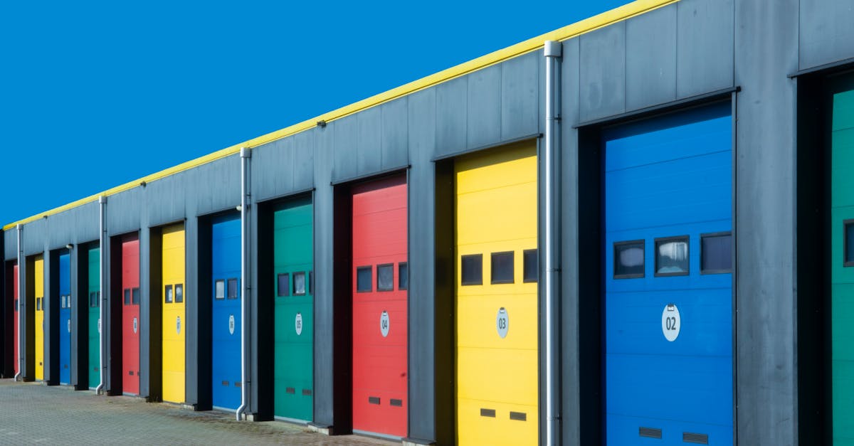 portes de garage basculantes avec portillon intégré pour un accès facile et pratique sans ouvrir toute la porte.