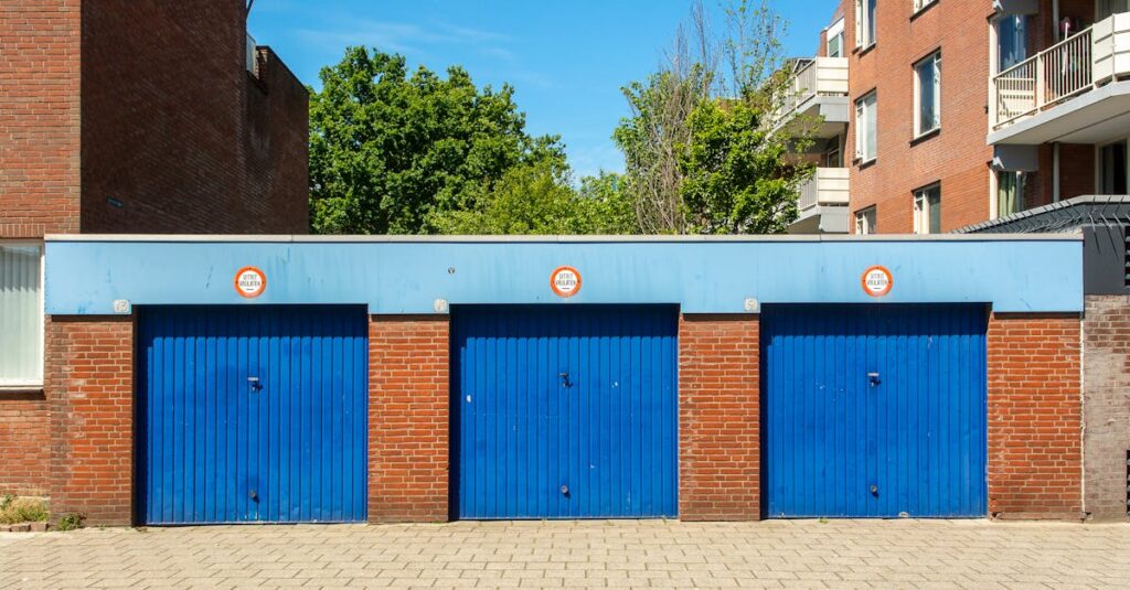 découvrez nos portes de garage basculantes avec portillon intégré pour un accès facile et pratique, alliant sécurité et design moderne.