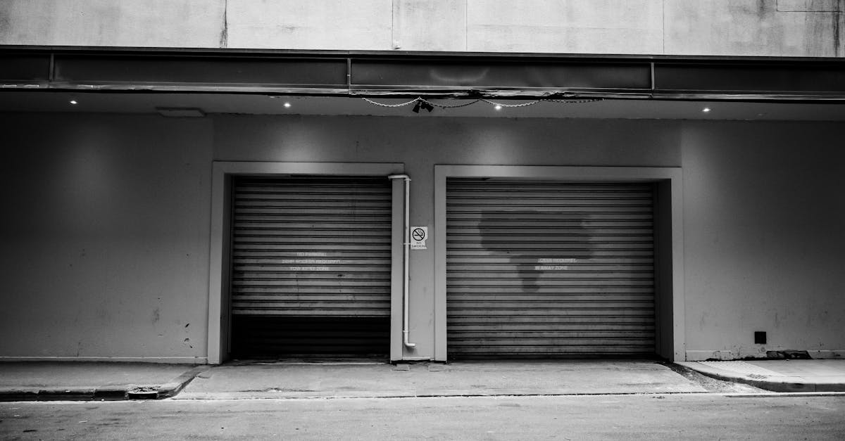 découvrez nos portes de garage basculantes avec portillon intégré, alliant praticité et sécurité pour un accès facile et rapide à votre garage.