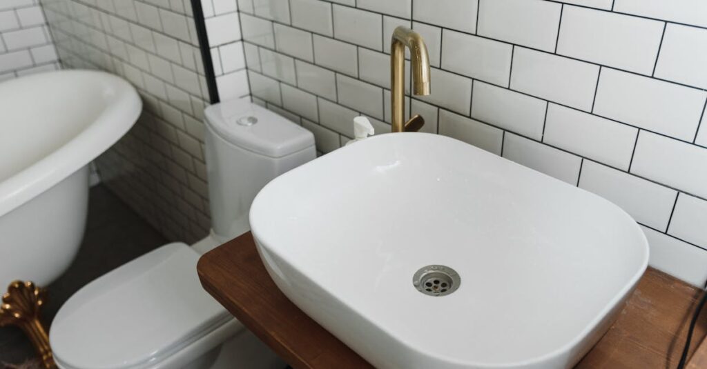 toilette suspendue avec lavabo intégré, alliant design moderne et gain de place pour une salle de bains fonctionnelle et esthétique.