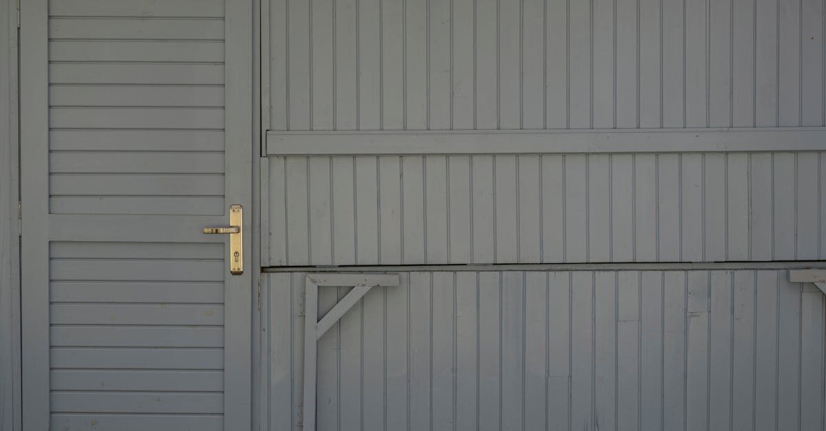 découvrez nos conseils et techniques pour la construction d'un abri de jardin en bois, alliant robustesse et esthétique pour votre espace extérieur.