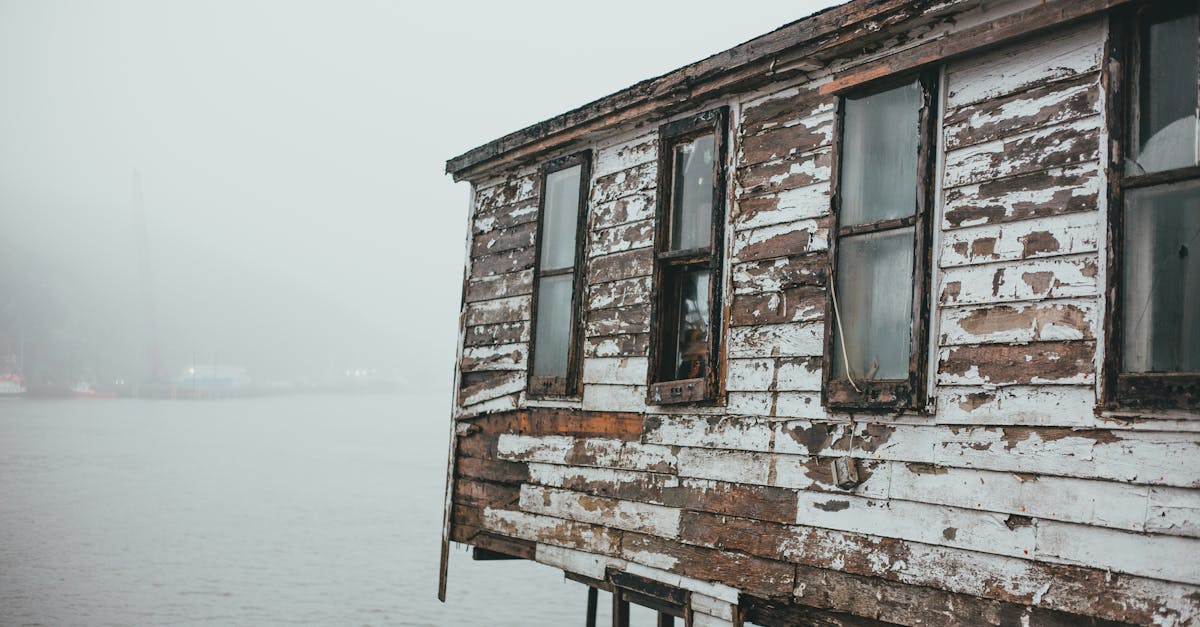découvrez nos conseils et techniques pour la construction d'un abri en bois solide et esthétique, adapté à tous vos besoins de rangement et jardinage.