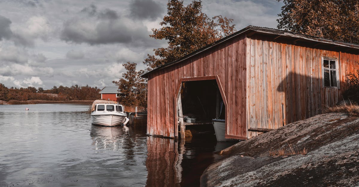 découvrez nos conseils et étapes pour la construction d'un abri de jardin en bois solide et durable, idéal pour ranger vos outils et équipements.